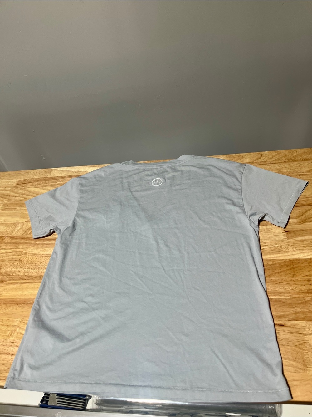 Vuori Naples Beach Club Tee Small Coastal Quiet Luxury Athleisure Gray Cotton - Picture 2 of 11